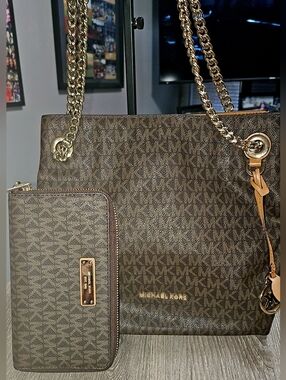 Authen. Michael Kors Jet Set LG shoulder tote w/ matching zip wallet brown/acorn